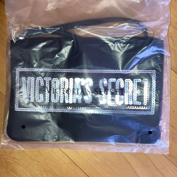 New with tag Victoria’s Secret tote w/ make a bag - Picture 4 of 7